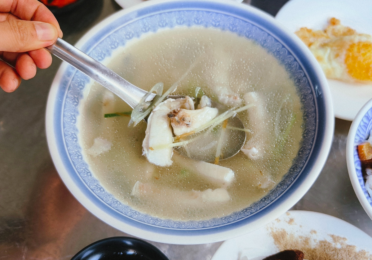 [高雄]惦小二鱸魚湯-高雄漢口街隱藏版美食!超鮮高雄早餐魚湯 + 超好吃高雄煎魚腸! @美食好芃友