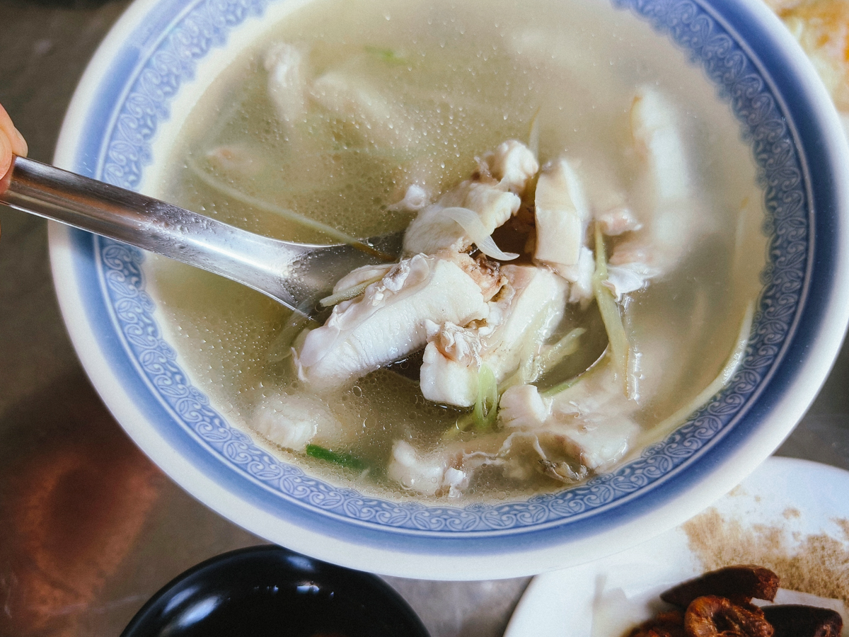 [高雄]惦小二鱸魚湯-高雄漢口街隱藏版美食!超鮮高雄早餐魚湯 + 超好吃高雄煎魚腸! @美食好芃友