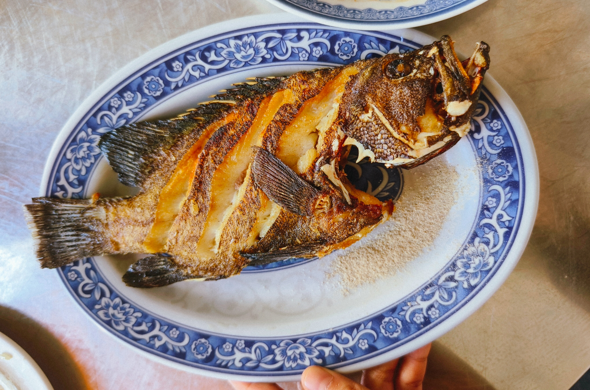 [高雄]惦小二鱸魚湯-高雄漢口街隱藏版美食!超鮮高雄早餐魚湯 + 超好吃高雄煎魚腸! @美食好芃友