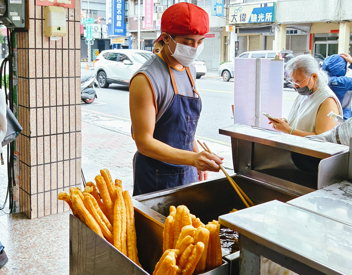 [高雄]老莊豆漿店-每日排隊50年高雄豆漿老店~經典好吃豆漿油條高雄早餐 @美食好芃友