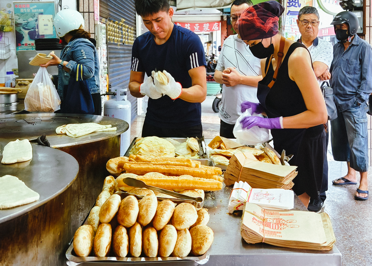 [高雄]老莊豆漿店-每日排隊50年高雄豆漿老店~經典好吃豆漿油條高雄早餐 @美食好芃友