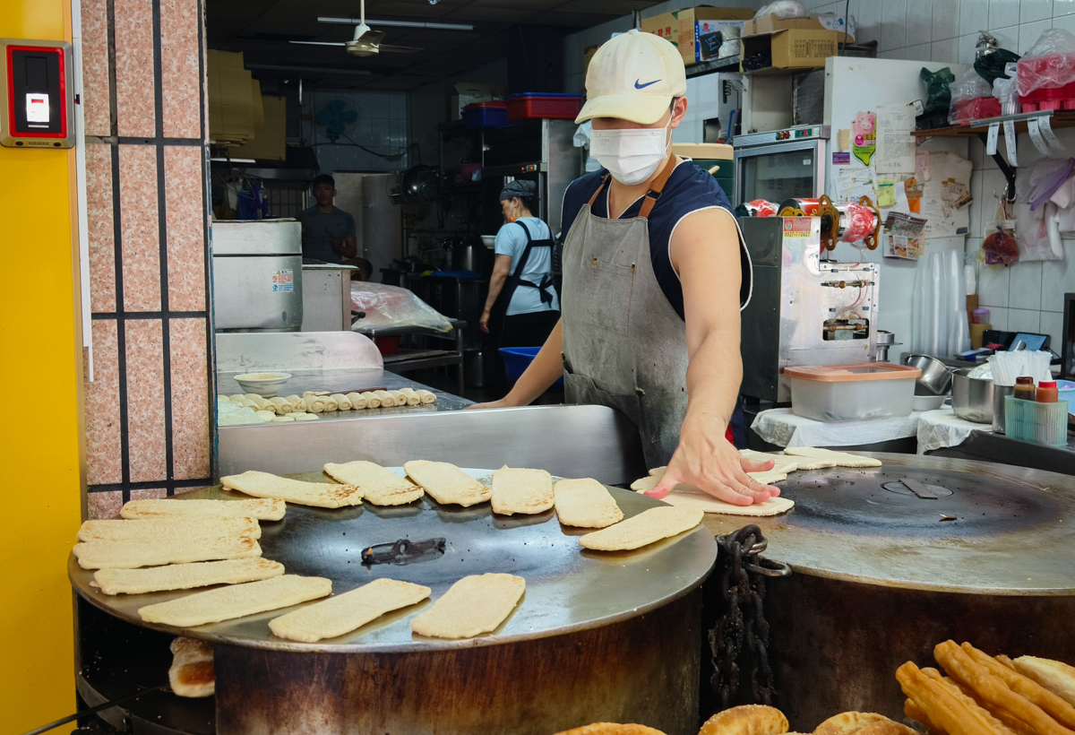 [高雄]老莊豆漿店-每日排隊50年高雄豆漿老店~經典好吃豆漿油條高雄早餐 @美食好芃友