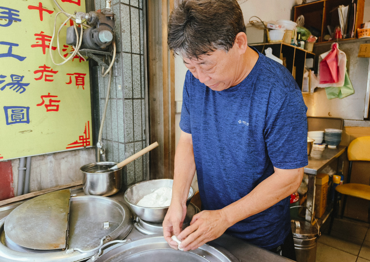 [高雄]小溝頂水果店-76年岡山湯圓老店!驚人的手指削湯圓!湯圓只有冬天賣喔~ @美食好芃友