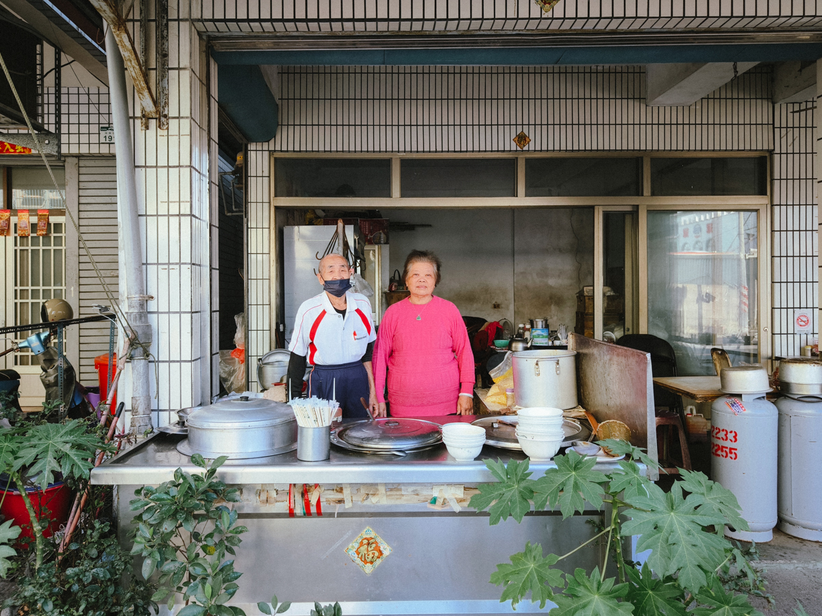 [高雄]無扛棒肉粽-50年前鎮巷弄高雄碗粿肉粽老店~15元碗粿、30元肉羹米粉超讚! @美食好芃友