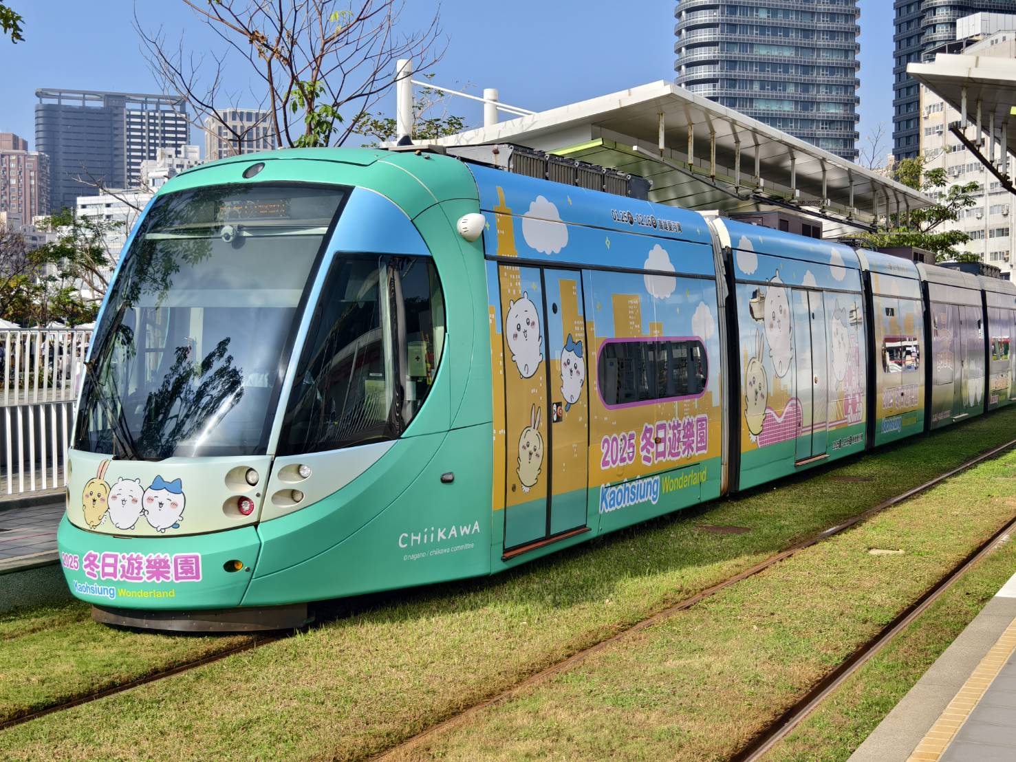 2025高雄燈會吉伊卡哇主燈太可愛!冬日遊樂園活動日期、交通停車資訊 @美食好芃友