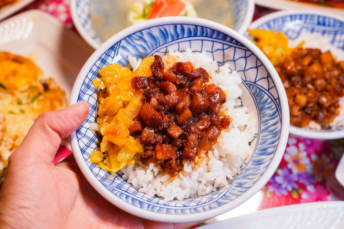 [高雄]三輪懷舊肉燥飯-漢神巨蛋周邊低調好吃高雄肉燥飯!復古環境好素西! @美食好芃友