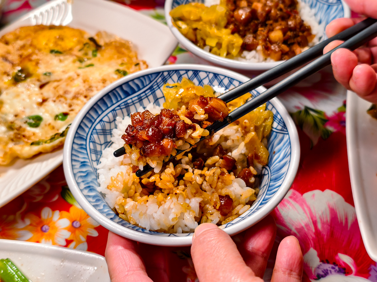 [高雄]三輪懷舊肉燥飯-漢神巨蛋周邊低調好吃高雄肉燥飯!復古環境好素西! @美食好芃友