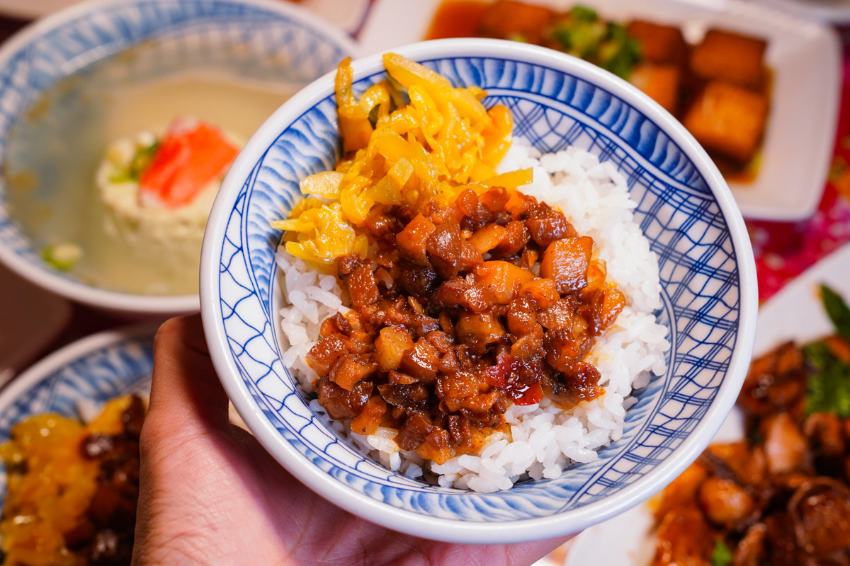 [高雄]三輪懷舊肉燥飯-漢神巨蛋周邊低調好吃高雄肉燥飯!復古環境好素西! @美食好芃友