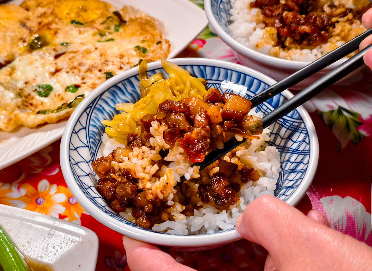 [高雄]三輪懷舊肉燥飯-漢神巨蛋周邊低調好吃高雄肉燥飯!復古環境好素西! @美食好芃友