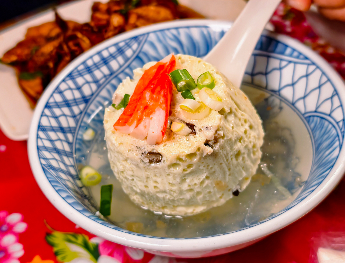 [高雄]三輪懷舊肉燥飯-漢神巨蛋周邊低調好吃高雄肉燥飯!復古環境好素西! @美食好芃友