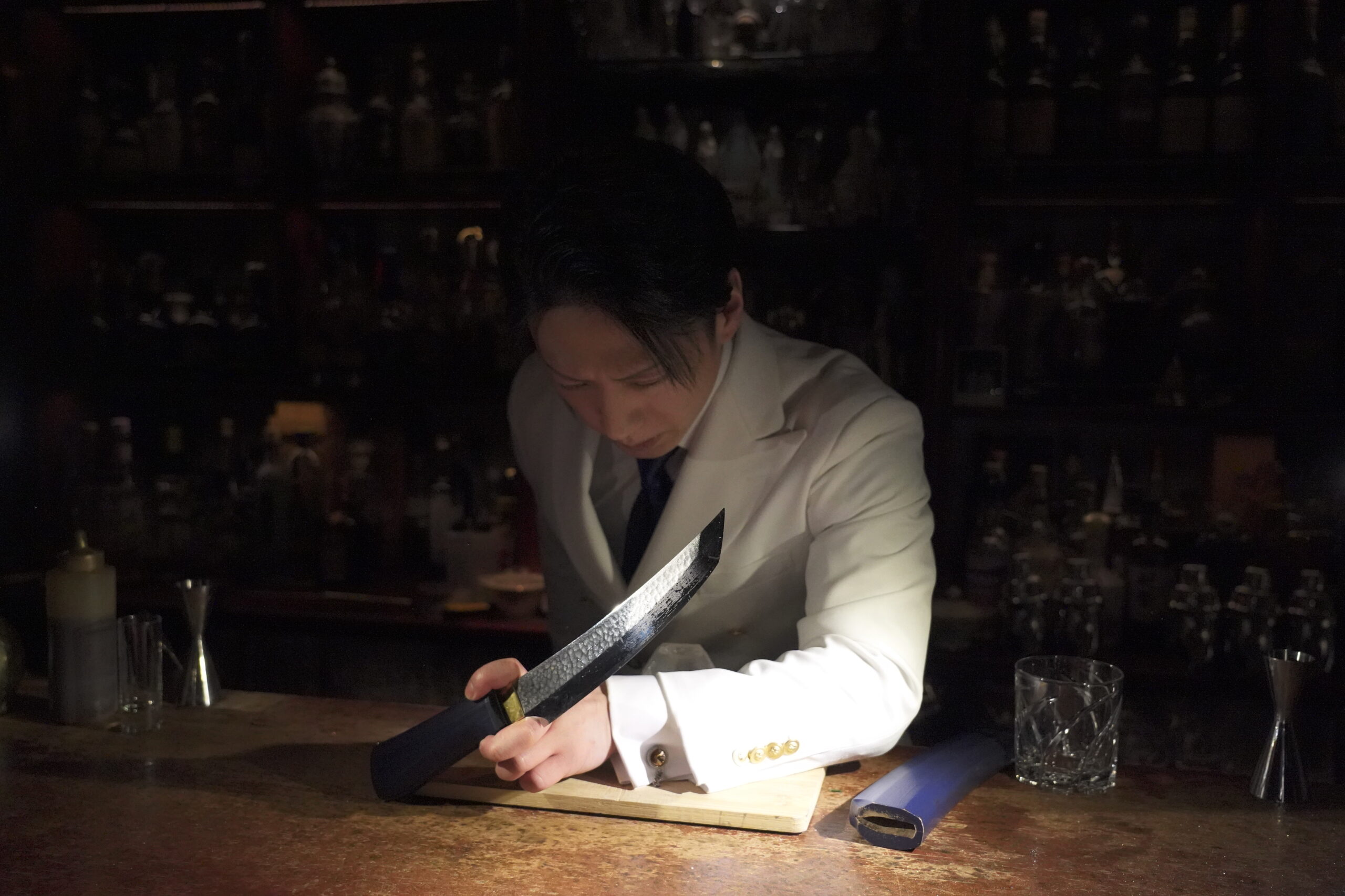 [東京美食]Bar Centifolia-東京酒吧傳說!武士刀切冰超帥調酒師~一位難求但超值得 @美食好芃友