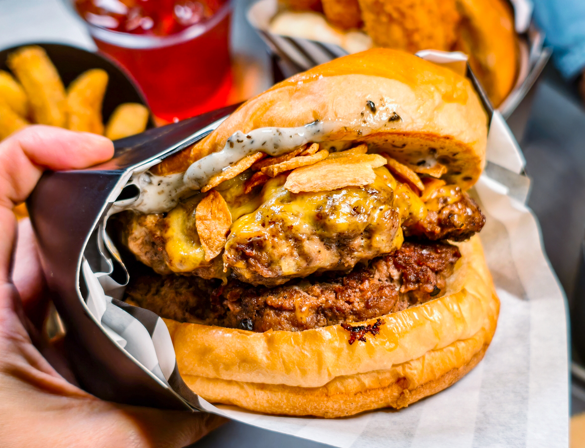 [高雄]Damn Good Burger -越晚人越多!真愛碼頭最美高雄宵夜漢堡店~大爆肉汁的漢堡太銷魂 @美食好芃友