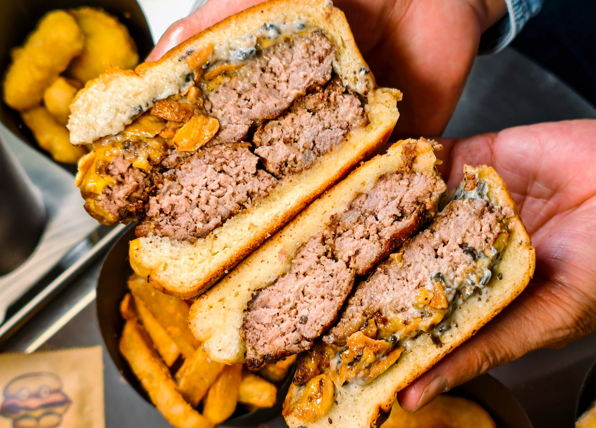 [高雄]Damn Good Burger -越晚人越多!真愛碼頭最美高雄宵夜漢堡店~大爆肉汁的漢堡太銷魂 @美食好芃友