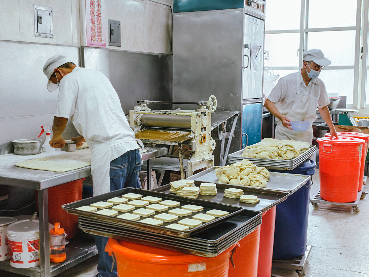 [台中]劉麵包廠-古早味蘋果麵包創始店!充滿回憶的台中伴手禮 @美食好芃友
