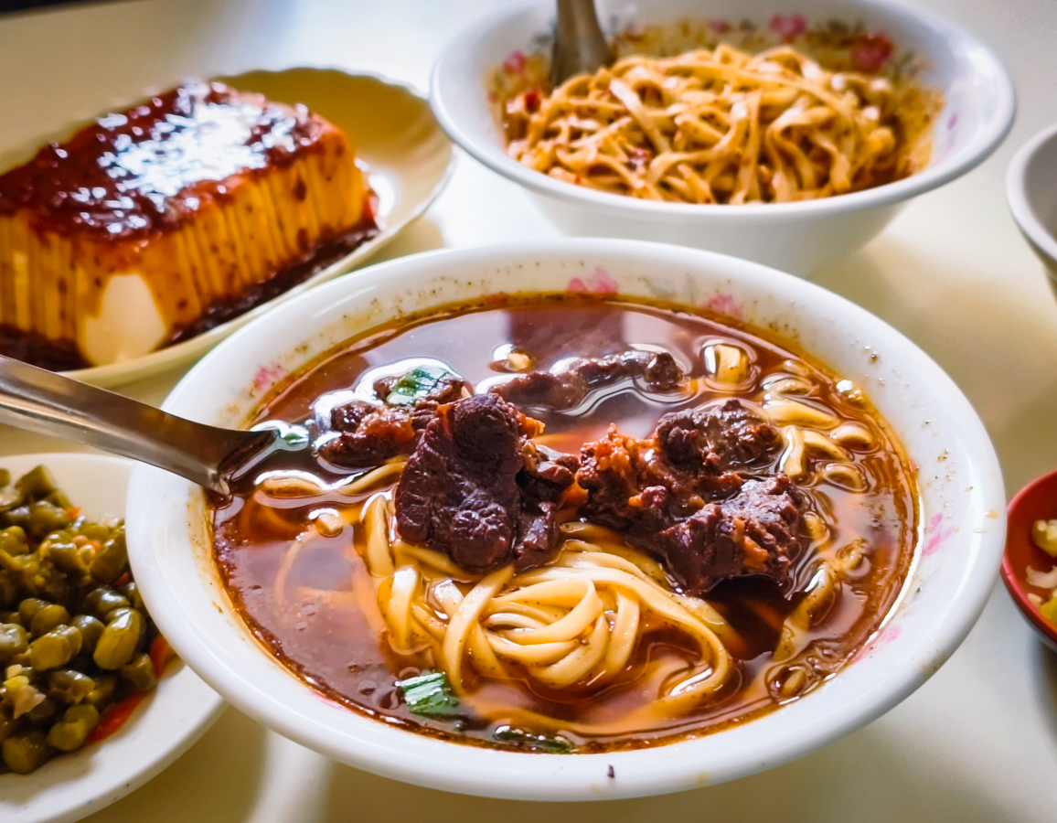 [高雄前鎮美食]在地人推薦光華夜市必吃美食:豬心冬粉、光華鹽水意麵、鱻味鮮魚湯、羅胖子山東水餃、永久八寶冰 @美食好芃友
