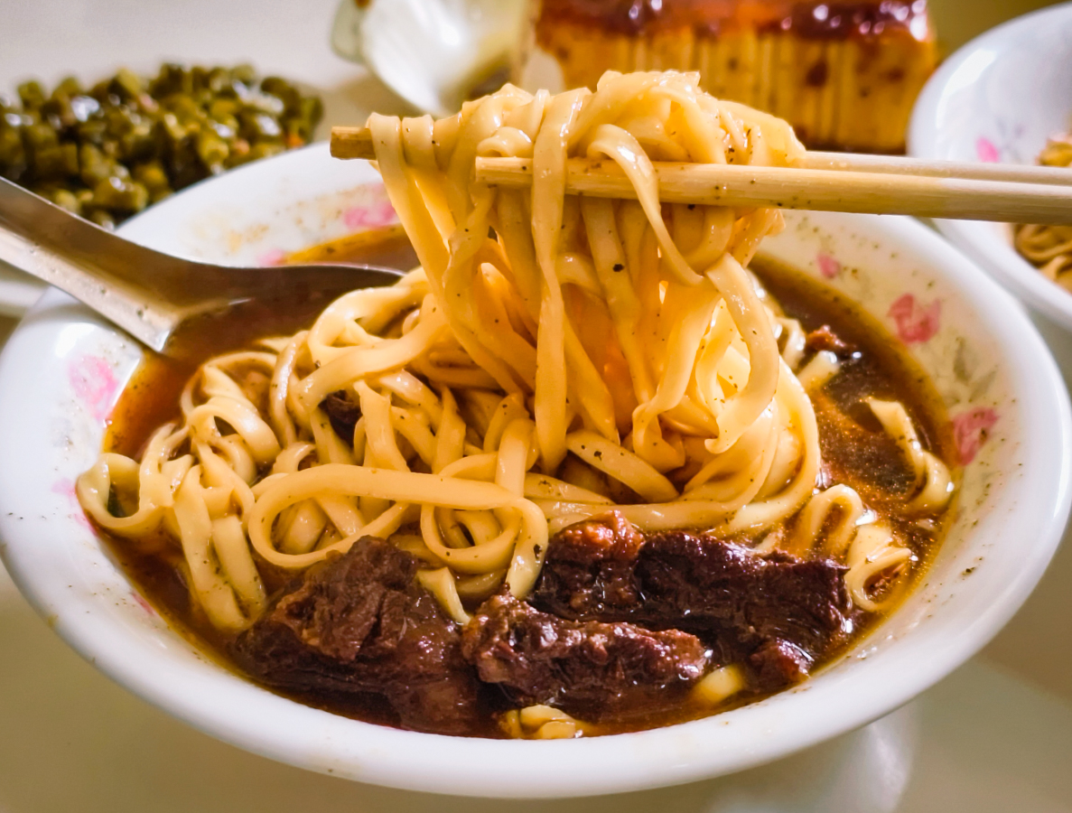 [高雄]川味牛肉麵-巷弄50年高雄牛肉麵老店!川味湯頭濃郁~必點担担麵超辣超過癮! @美食好芃友
