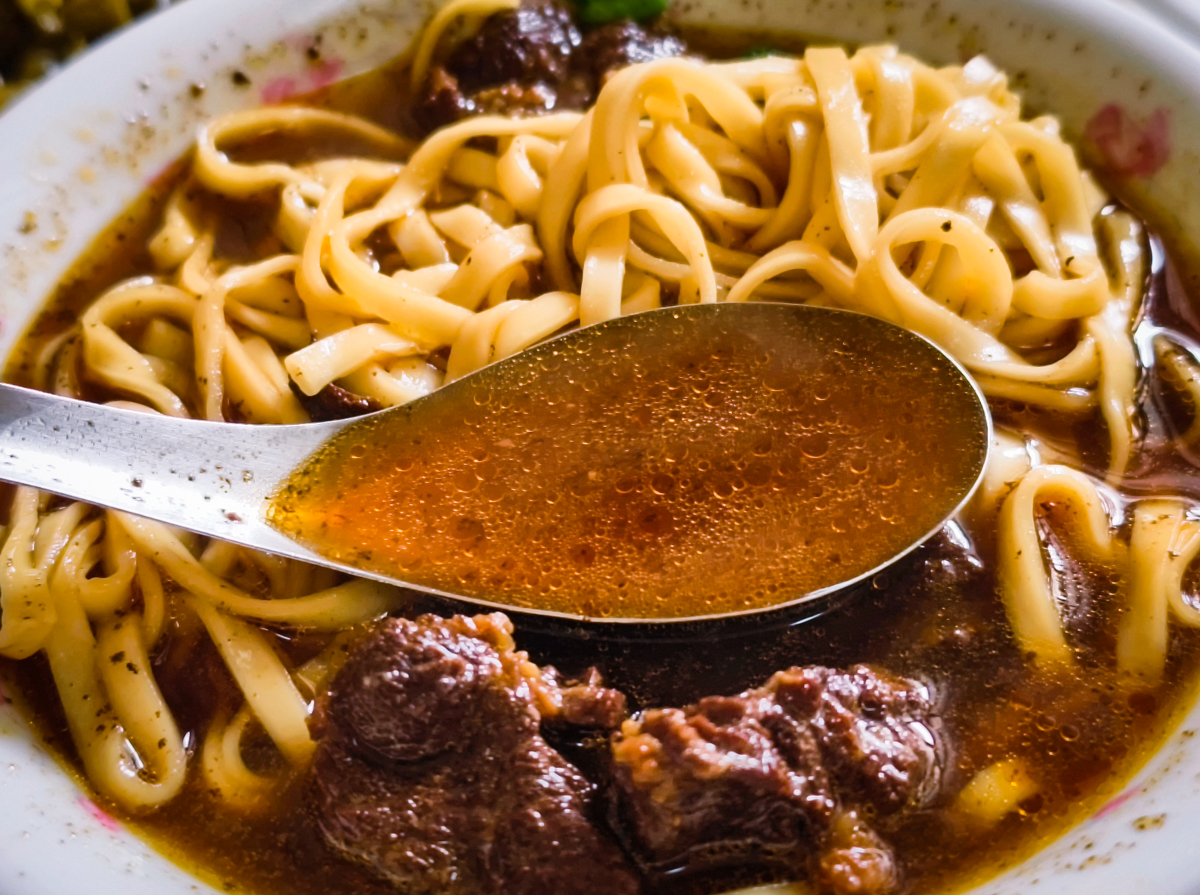[高雄]川味牛肉麵-巷弄50年高雄牛肉麵老店!川味湯頭濃郁~必點担担麵超辣超過癮! @美食好芃友