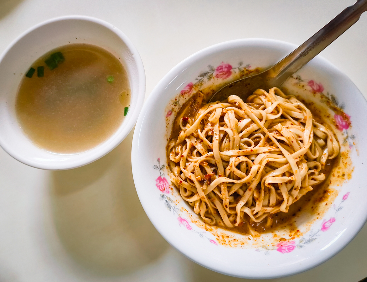 [高雄]川味牛肉麵-巷弄50年高雄牛肉麵老店!川味湯頭濃郁~必點担担麵超辣超過癮! @美食好芃友