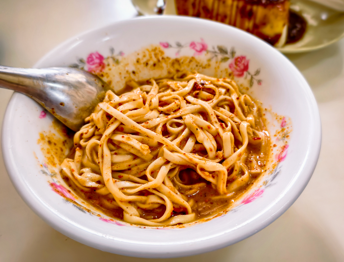 [高雄]川味牛肉麵-巷弄50年高雄牛肉麵老店!川味湯頭濃郁~必點担担麵超辣超過癮! @美食好芃友