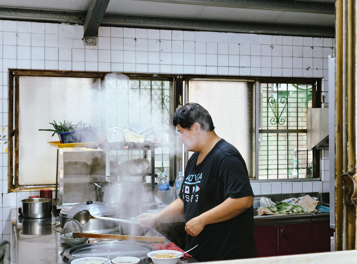 [高雄]川味牛肉麵-巷弄50年高雄牛肉麵老店!川味湯頭濃郁~必點担担麵超辣超過癮! @美食好芃友