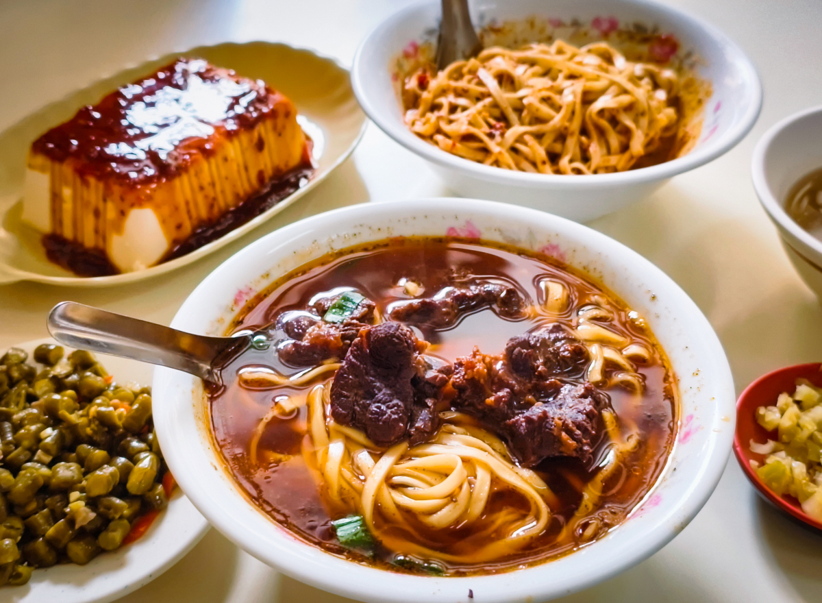 [高雄]川味牛肉麵-巷弄50年高雄牛肉麵老店!川味湯頭濃郁~必點担担麵超辣超過癮! @美食好芃友