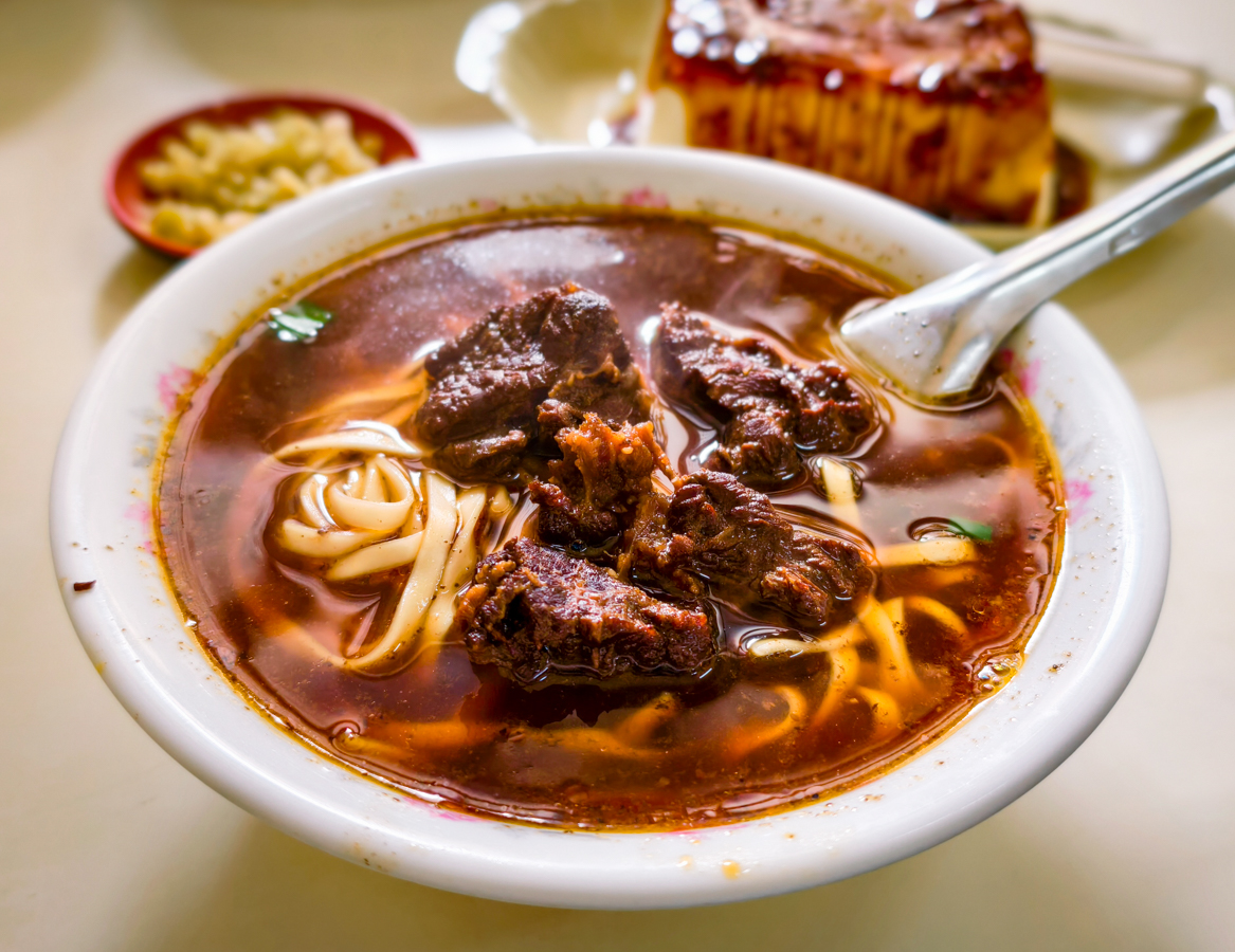 [高雄]川味牛肉麵-巷弄50年高雄牛肉麵老店!川味湯頭濃郁~必點担担麵超辣超過癮! @美食好芃友