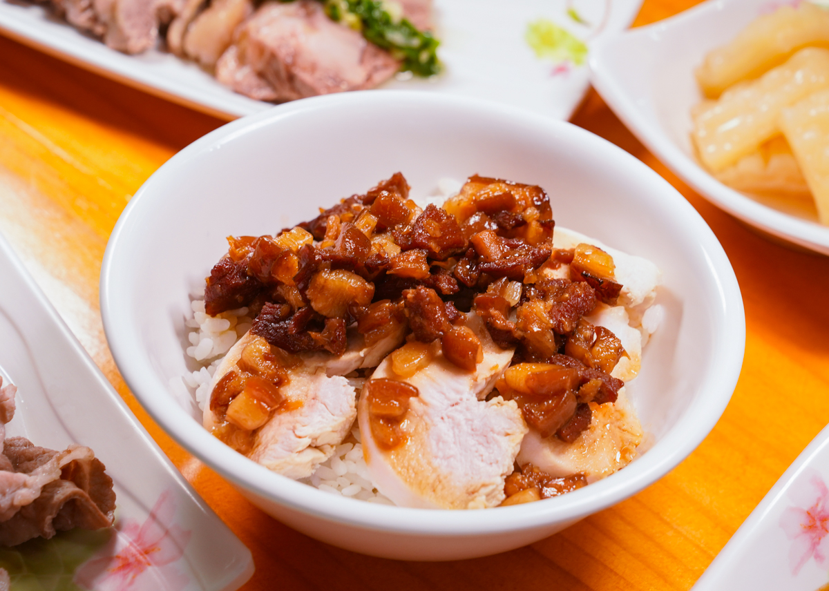 [高雄]阿爸餵露水雞-高雄文化中心附近人氣小店!雞肉牧場直送!必吃雞魯飯、雞湯、白斬雞腿切盤 @美食好芃友（芃芃）