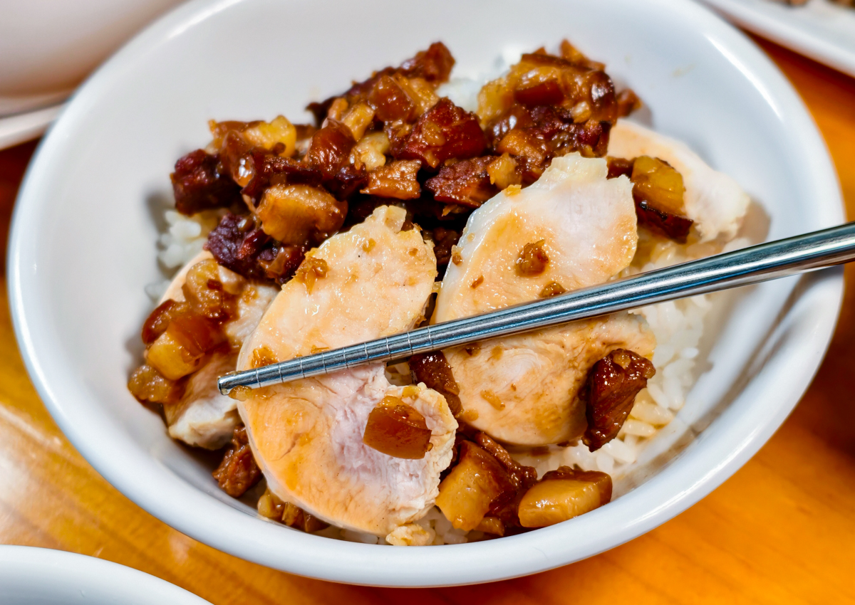 [高雄]阿爸餵露水雞-高雄文化中心附近人氣小店!雞肉牧場直送!必吃雞魯飯、雞湯、白斬雞腿切盤 @美食好芃友（芃芃）