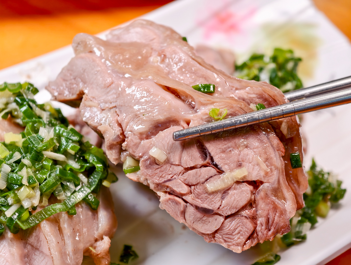 [高雄]阿爸餵露水雞-高雄文化中心附近人氣小店!雞肉牧場直送!必吃雞魯飯、雞湯、白斬雞腿切盤 @美食好芃友（芃芃）