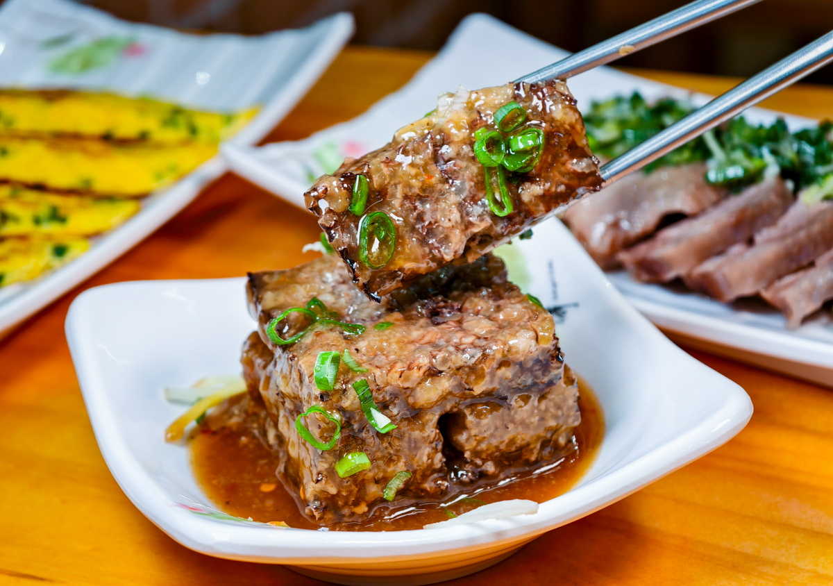[高雄]阿爸餵露水雞-高雄文化中心附近人氣小店!雞肉牧場直送!必吃雞魯飯、雞湯、白斬雞腿切盤 @美食好芃友（芃芃）
