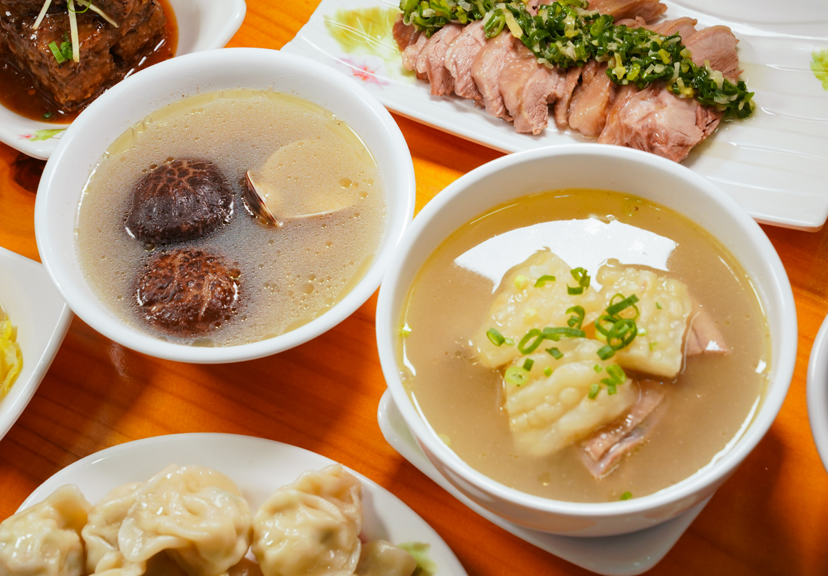 [高雄]阿爸餵露水雞-高雄文化中心附近人氣小店!雞肉牧場直送!必吃雞魯飯、雞湯、白斬雞腿切盤 @美食好芃友（芃芃）