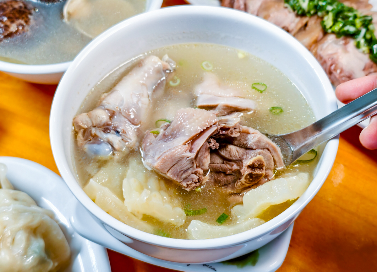 [高雄]阿爸餵露水雞-高雄文化中心附近人氣小店!雞肉牧場直送!必吃雞魯飯、雞湯、白斬雞腿切盤 @美食好芃友（芃芃）