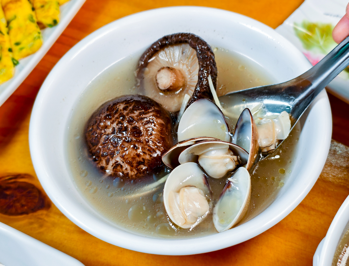[高雄]阿爸餵露水雞-高雄文化中心附近人氣小店!雞肉牧場直送!必吃雞魯飯、雞湯、白斬雞腿切盤 @美食好芃友（芃芃）