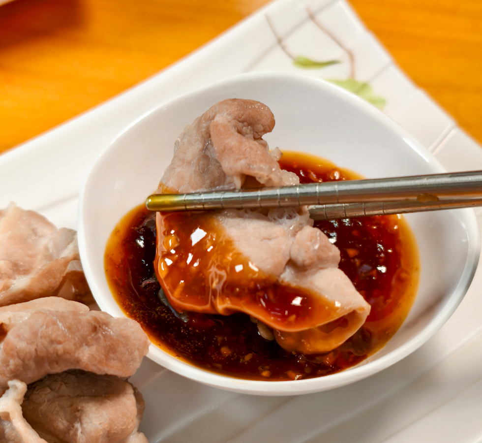 [高雄]阿爸餵露水雞-高雄文化中心附近人氣小店!雞肉牧場直送!必吃雞魯飯、雞湯、白斬雞腿切盤 @美食好芃友（芃芃）