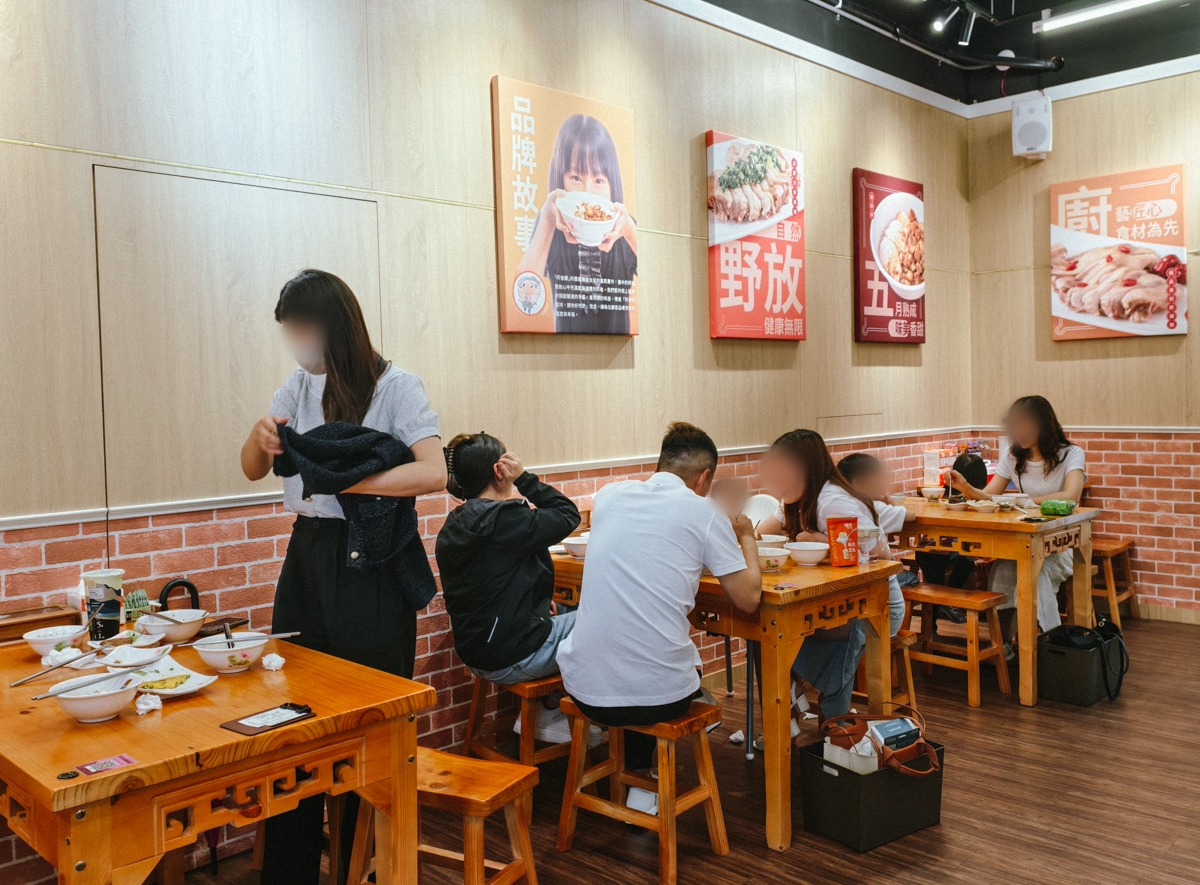 [高雄]阿爸餵露水雞-高雄文化中心附近人氣小店!雞肉牧場直送!必吃雞魯飯、雞湯、白斬雞腿切盤 @美食好芃友（芃芃）
