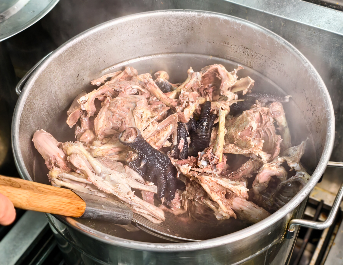 [高雄]阿爸餵露水雞-高雄文化中心附近人氣小店!雞肉牧場直送!必吃雞魯飯、雞湯、白斬雞腿切盤 @美食好芃友（芃芃）