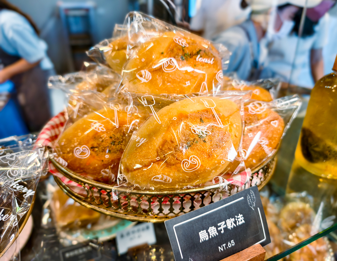 [高雄]船說麵包店-低調超人氣旗津美食！全台唯一海味麵包店～烏魚子軟法、包花枝丸的飛機包必吃！ @美食好芃友（芃芃）