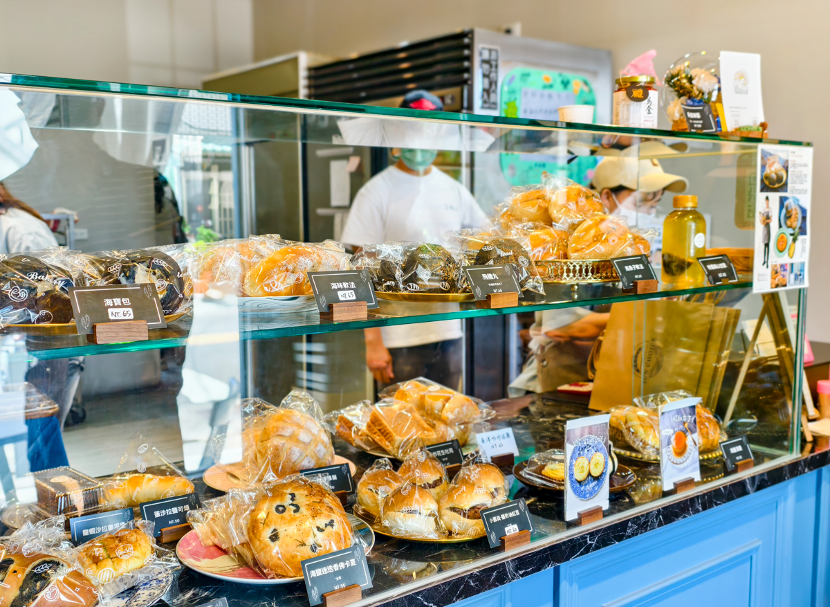 [高雄]船說麵包店-低調超人氣旗津美食！全台唯一海味麵包店～烏魚子軟法、包花枝丸的飛機包必吃！ @美食好芃友（芃芃）