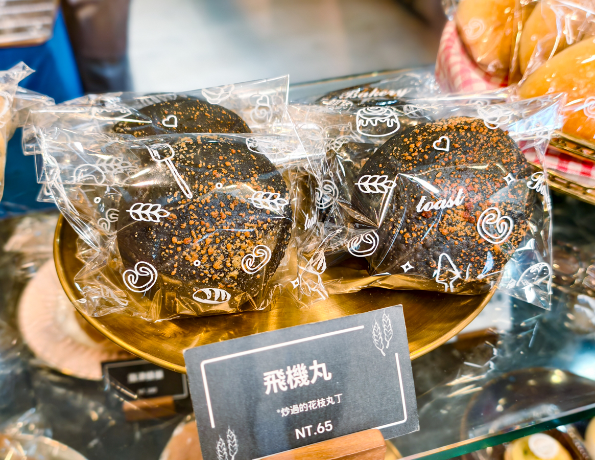 [高雄]船說麵包店-低調超人氣旗津美食！全台唯一海味麵包店～烏魚子軟法、包花枝丸的飛機包必吃！ @美食好芃友（芃芃）