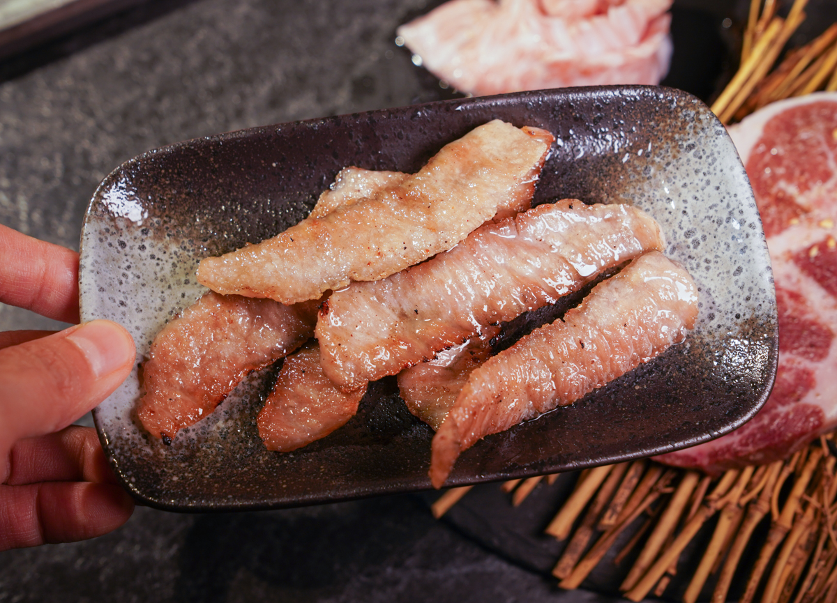 [高雄]D-Meat燒肉餐酒館- 漢神巨蛋周邊超夯餐廳!有唱歌包廂x專人代烤燒肉x私房料理 @美食好芃友（芃芃）
