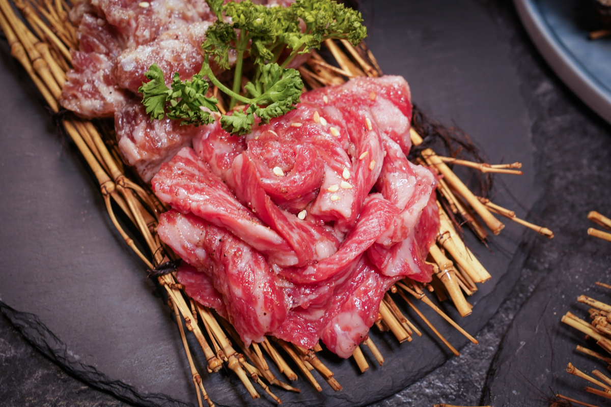 [高雄]D-Meat燒肉餐酒館- 漢神巨蛋周邊超夯餐廳!有唱歌包廂x專人代烤燒肉x私房料理 @美食好芃友（芃芃）