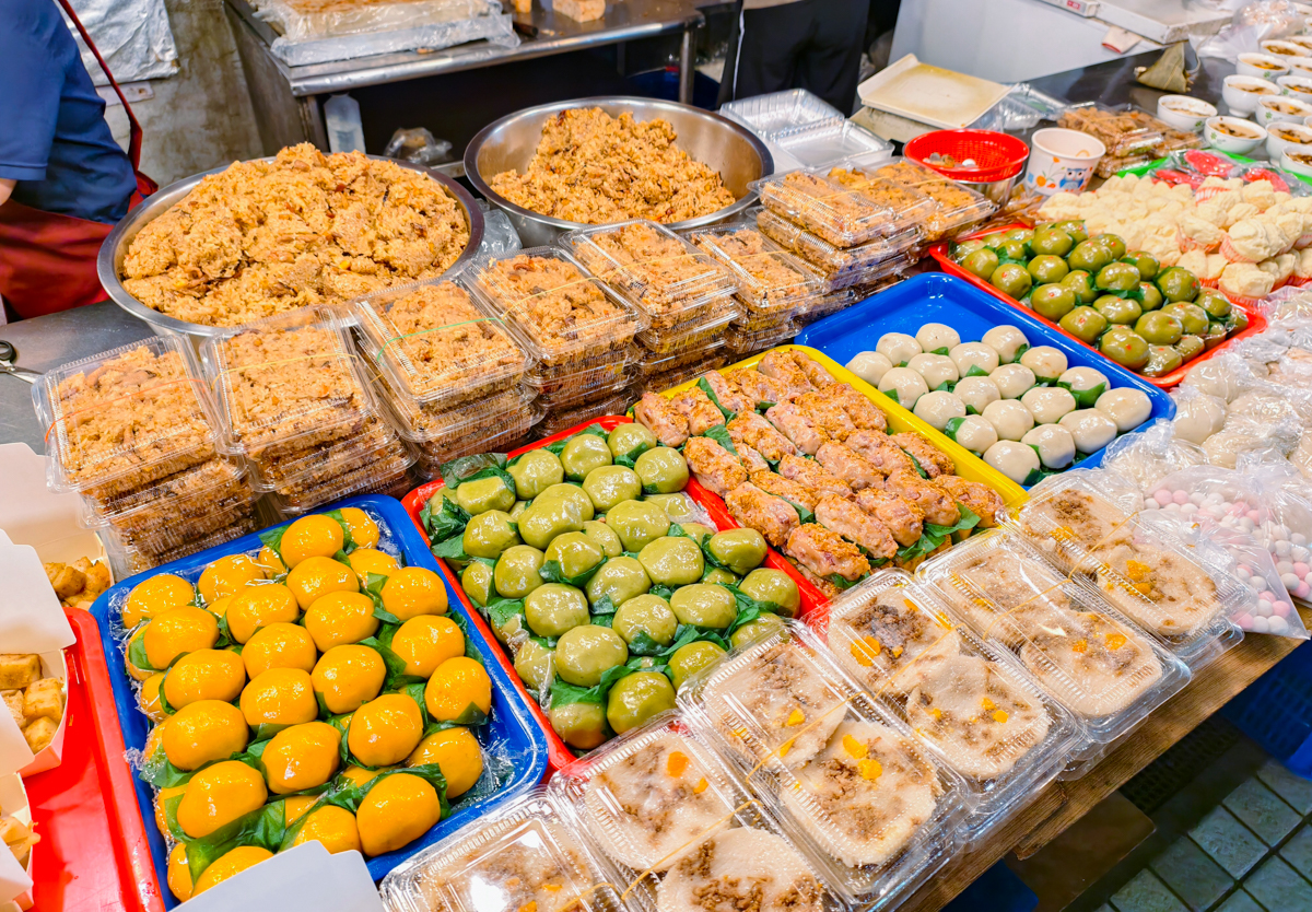 [高雄]雙豪油飯-高雄武廟市場40年客家大姐手作粿!芋粿、草仔粿、菜頭粿、碗粿都好吃!做倒賣滿月的料多油飯 @美食好芃友（芃芃）