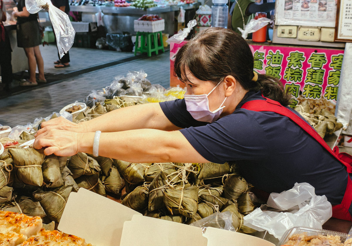 [高雄]雙豪油飯-高雄武廟市場40年客家大姐手作粿!芋粿、草仔粿、菜頭粿、碗粿都好吃!做倒賣滿月的料多油飯 @美食好芃友（芃芃）