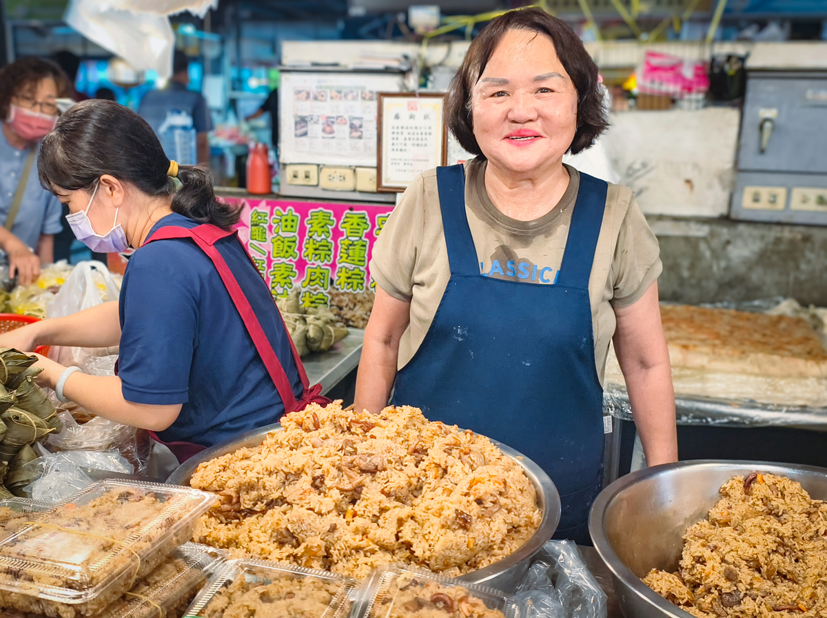 [高雄]雙豪油飯-高雄武廟市場40年客家大姐手作粿!芋粿、草仔粿、菜頭粿、碗粿都好吃!做倒賣滿月的料多油飯 @美食好芃友（芃芃）
