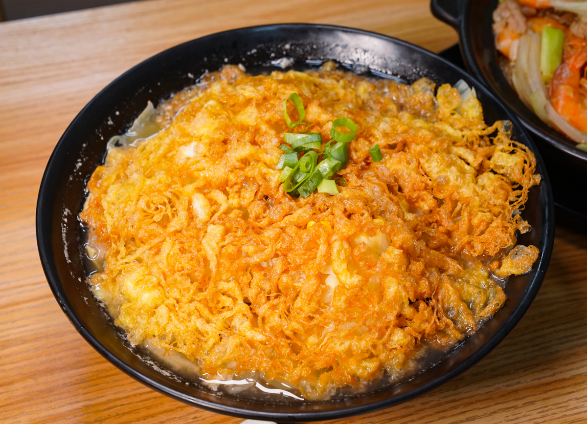 [高雄]玖八食堂-食尚玩家也淪陷~平價好吃高雄蜂巢蛋酥鍋燒意麵!晚餐賣到宵夜的平價美食 @美食好芃友