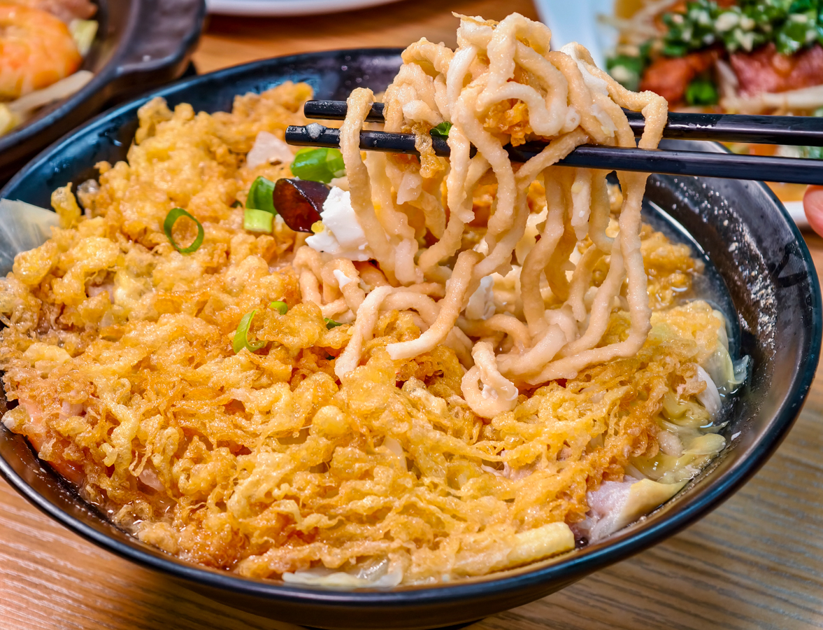 [高雄]玖八食堂-食尚玩家也淪陷~平價好吃高雄蜂巢蛋酥鍋燒意麵!晚餐賣到宵夜的平價美食 @美食好芃友