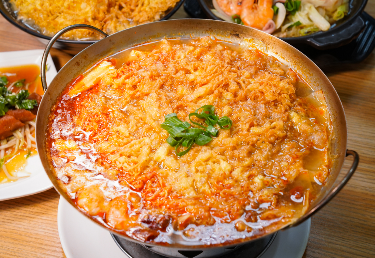 [高雄]玖八食堂-食尚玩家也淪陷~平價好吃高雄蜂巢蛋酥鍋燒意麵!晚餐賣到宵夜的平價美食 @美食好芃友