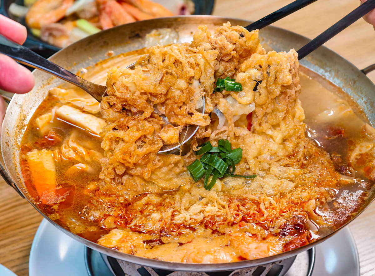 [高雄]玖八食堂-食尚玩家也淪陷~平價好吃高雄蜂巢蛋酥鍋燒意麵!晚餐賣到宵夜的平價美食 @美食好芃友