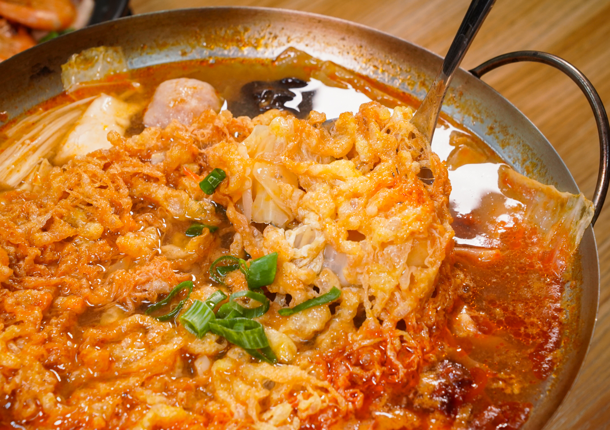 [高雄]玖八食堂-食尚玩家也淪陷~平價好吃高雄蜂巢蛋酥鍋燒意麵!晚餐賣到宵夜的平價美食 @美食好芃友