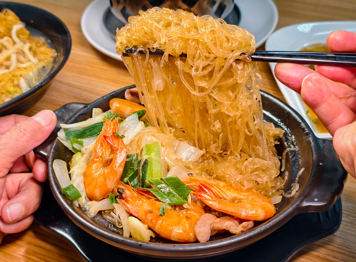 [高雄]玖八食堂-食尚玩家也淪陷~平價好吃高雄蜂巢蛋酥鍋燒意麵!晚餐賣到宵夜的平價美食 @美食好芃友